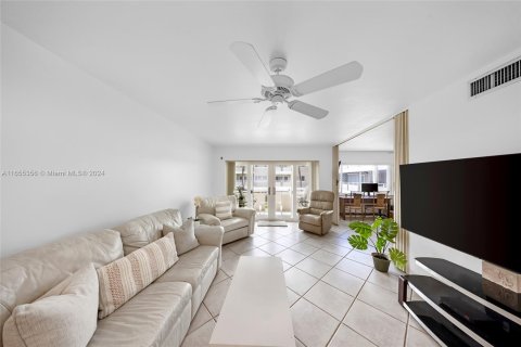 Condo in Hillsboro Beach, Florida, 2 bedrooms  № 1353864 - photo 12