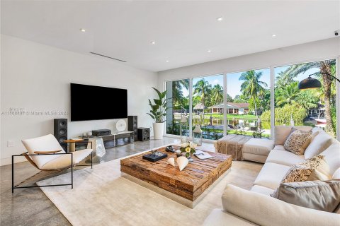 House in Miami, Florida 5 bedrooms, 430.69 sq.m. № 779494 - photo 18