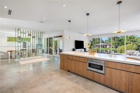 House in Miami, Florida 5 bedrooms, 430.69 sq.m. № 779494 - photo 13