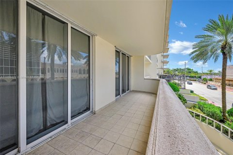 Condominio en venta en Surfside, Florida, 2 dormitorios, 139.35 m2 № 779434 - foto 20
