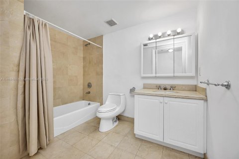 Condominio en venta en Surfside, Florida, 2 dormitorios, 139.35 m2 № 779434 - foto 28