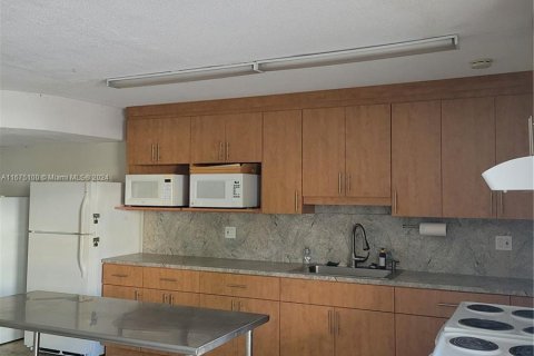 Condo in Miami, Florida, 1 bedroom  № 1398209 - photo 23