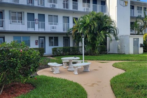 Condo in Miami, Florida, 1 bedroom  № 1398209 - photo 2