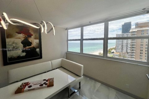 Condo in Hallandale Beach, Florida, 2 bedrooms  № 1398210 - photo 12