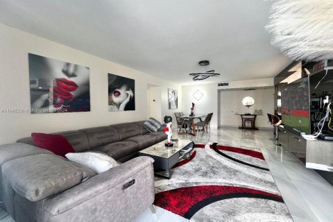 Condo in Hallandale Beach, Florida, 2 bedrooms  № 1398210 - photo 2