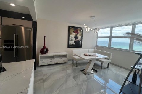 Condo in Hallandale Beach, Florida, 2 bedrooms  № 1398210 - photo 13