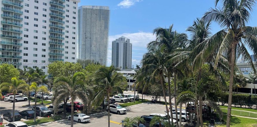 Condominio en Sunny Isles Beach, Florida, 1 dormitorio  № 1188358