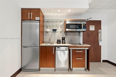 Condo in Miami Beach, Florida, 1 bedroom  № 1309600 - photo 1