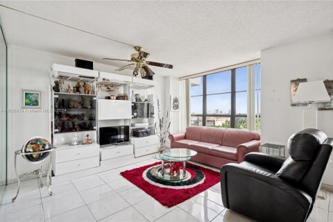 Condo in Hallandale Beach, Florida, 2 bedrooms  № 1309640 - photo 3