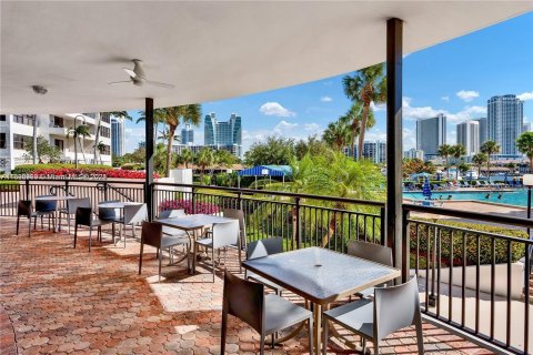 Condo in Hallandale Beach, Florida, 2 bedrooms  № 1309640 - photo 23