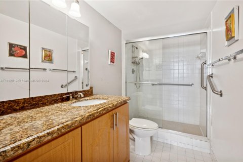 Condo in Hallandale Beach, Florida, 2 bedrooms  № 1309640 - photo 9