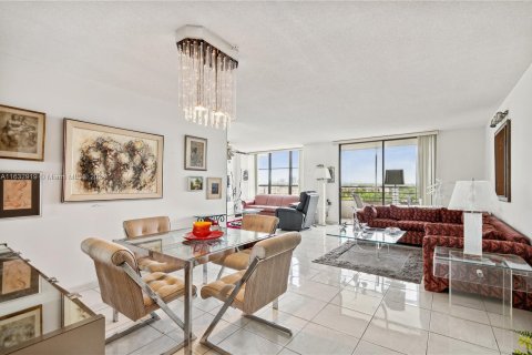 Condo in Hallandale Beach, Florida, 2 bedrooms  № 1309640 - photo 1