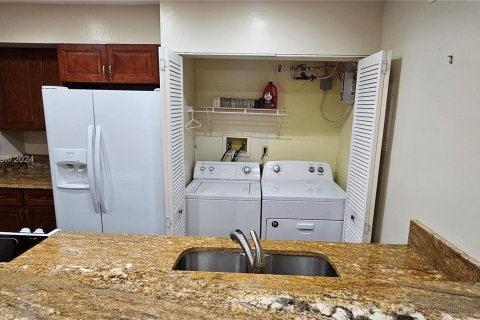 Condo in Oakland Park, Florida, 2 bedrooms  № 1309601 - photo 13