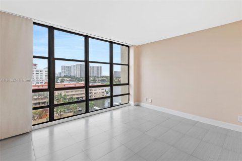 Condominio en venta en Hallandale Beach, Florida, 2 dormitorios, 126.35 m2 № 949382 - foto 11
