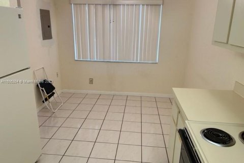 Condo in Sunrise, Florida, 2 bedrooms  № 918359 - photo 7