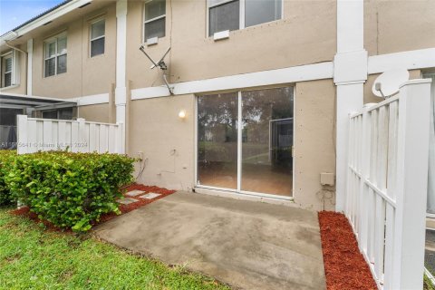 Townhouse in Sunrise, Florida 3 bedrooms, 129.69 sq.m. № 1400012 - photo 11