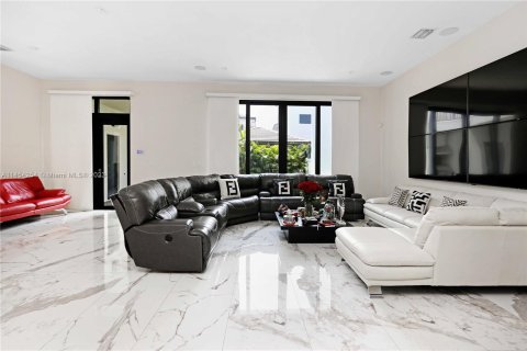 House in Doral, Florida 6 bedrooms, 421.03 sq.m. № 730047 - photo 2