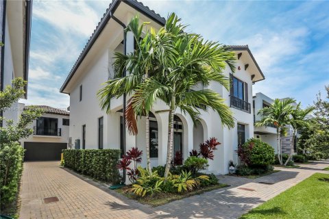 Villa ou maison à vendre à Doral, Floride: 6 chambres, 421.03 m2 № 730047 - photo 12