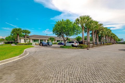 Купить коммерческую недвижимость в Майами-Гарденс, Флорида № 935089 - фото 2
