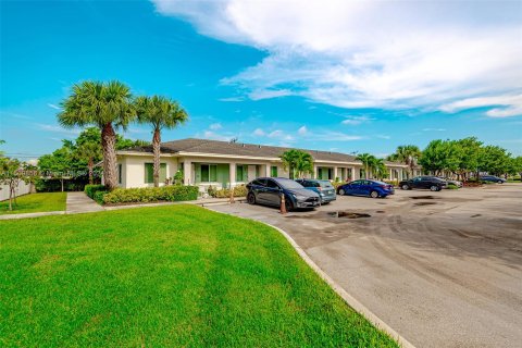 Купить коммерческую недвижимость в Майами-Гарденс, Флорида № 935089 - фото 3