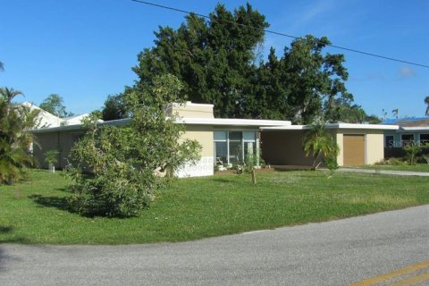 House in Punta Gorda, Florida 2 bedrooms, 142.7 sq.m. № 464998 - photo 1