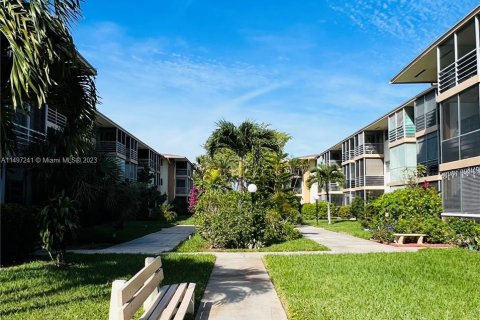 Condominio en venta en North Miami Beach, Florida, 2 dormitorios, 82.03 m2 № 880331 - foto 4