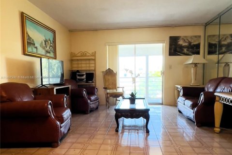Condominio en venta en North Miami Beach, Florida, 2 dormitorios, 82.03 m2 № 880331 - foto 8
