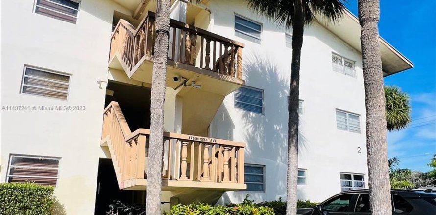 Condominio en North Miami Beach, Florida, 2 dormitorios  № 880331