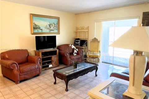 Condominio en venta en North Miami Beach, Florida, 2 dormitorios, 82.03 m2 № 880331 - foto 7