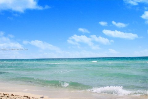 Condo in Miami Beach, Florida, 1 bedroom  № 1356669 - photo 22