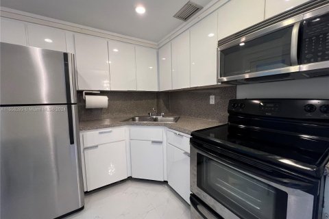 Condo in Miami Beach, Florida, 1 bedroom  № 1356669 - photo 4