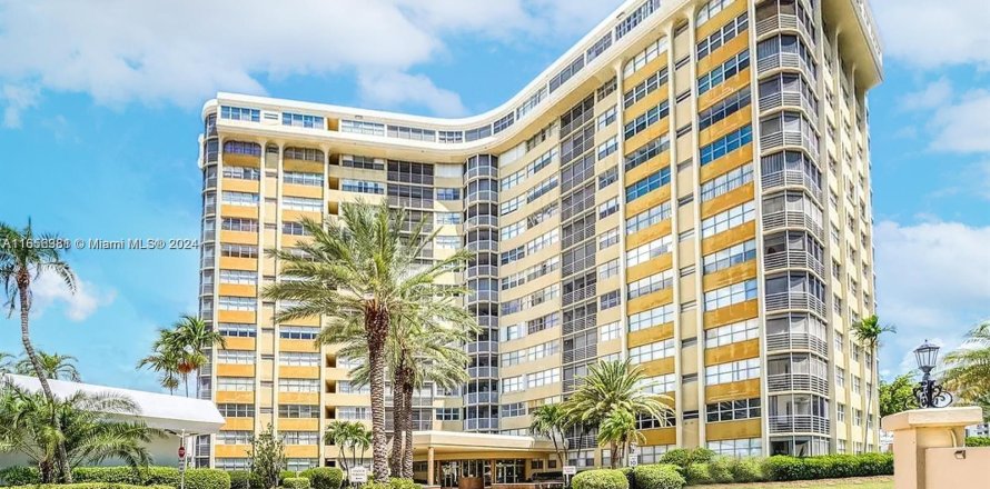 Condo in Hallandale Beach, Florida, 1 bedroom  № 1356703