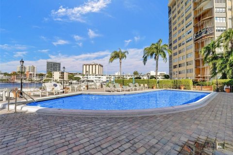 Condo in Hallandale Beach, Florida, 1 bedroom  № 1356703 - photo 6