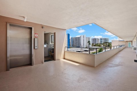 Condominio en venta en Pompano Beach, Florida, 1 dormitorio, 92.9 m2 № 1159634 - foto 6