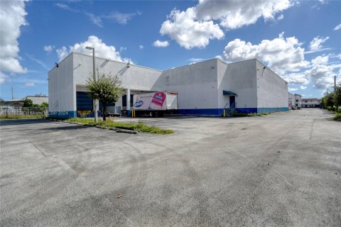 Commercial property in Hialeah, Florida № 1282281 - photo 1