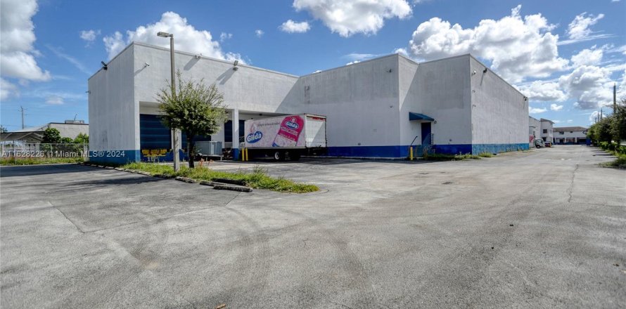 Immobilier commercial à Hialeah, Floride № 1282281