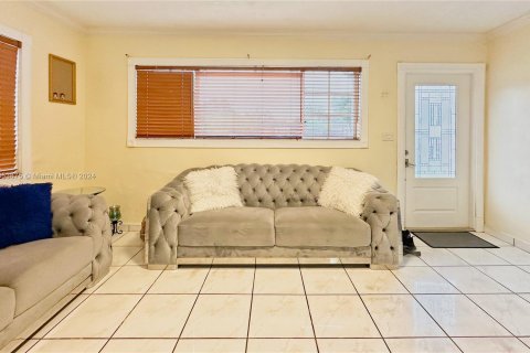 House in Miami, Florida 4 bedrooms, 106.19 sq.m. № 1348989 - photo 10