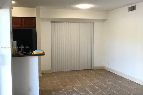 Condo in Tamarac, Florida, 2 bedrooms  № 1348987 - photo 6