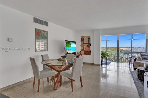 Condo in Miami, Florida, 1 bedroom  № 421788 - photo 6