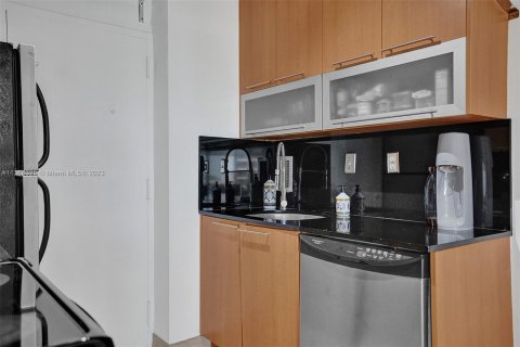 Condo in Miami, Florida, 1 bedroom  № 421788 - photo 13