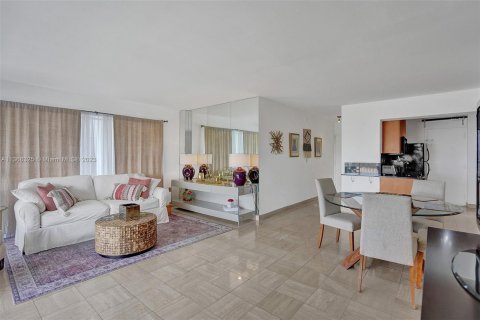 Condo in Miami, Florida, 1 bedroom  № 421788 - photo 3