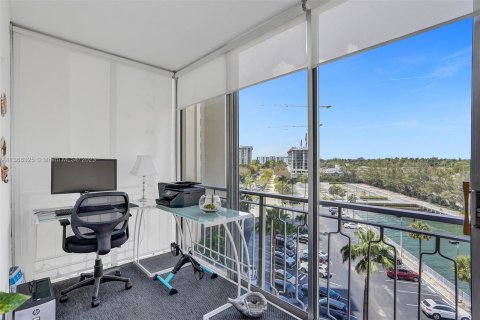 Condo in Miami, Florida, 1 bedroom  № 421788 - photo 25