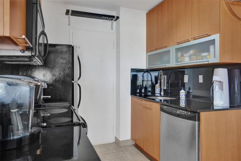 Condo in Miami, Florida, 1 bedroom  № 421788 - photo 10