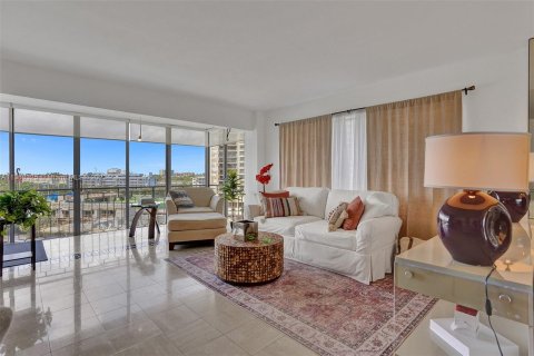 Condo in Miami, Florida, 1 bedroom  № 421788 - photo 1