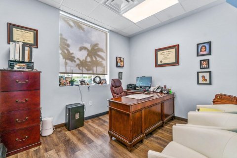 Propiedad comercial en venta en West Palm Beach, Florida № 1103120 - foto 9