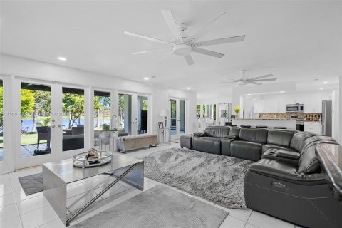 Casa en venta en Cutler Bay, Florida, 5 dormitorios, 392.33 m2 № 1103119 - foto 10
