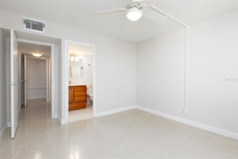 Condo in Treasure Island, Florida, 2 bedrooms  № 1352711 - photo 24