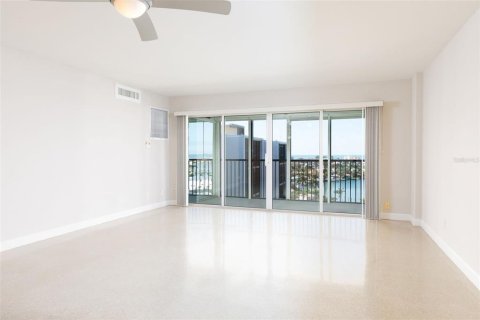 Condo in Treasure Island, Florida, 2 bedrooms  № 1352711 - photo 14