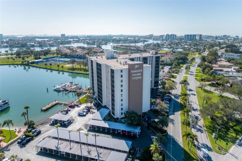 Condo in Treasure Island, Florida, 2 bedrooms  № 1352711 - photo 1