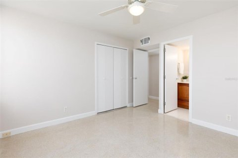 Condo in Treasure Island, Florida, 2 bedrooms  № 1352711 - photo 25